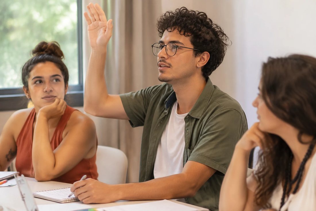 Grupo pequeno em volta da mesa, lendo folhas impressas com as posições que serão disputadas